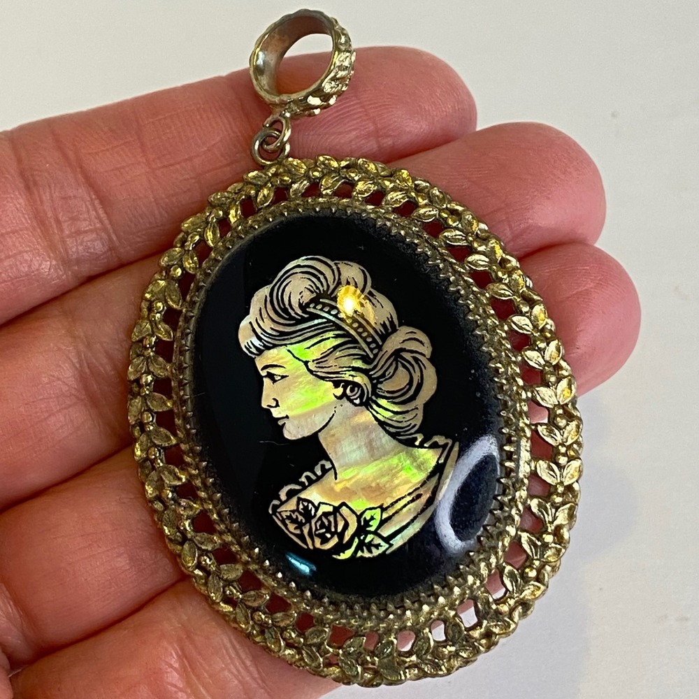 Vintage Gold Tone Mother‎ of Pearl Gibson Girl Cameo Filigree Oval Pendant
